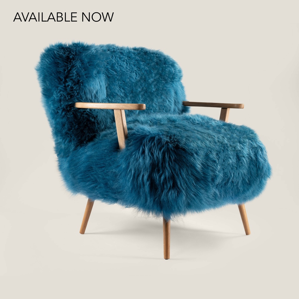 Fauteuil en mouton poils longs teinté bleu turquoise, pour une décoration stylée et personnalisée. Le luxe à la française.