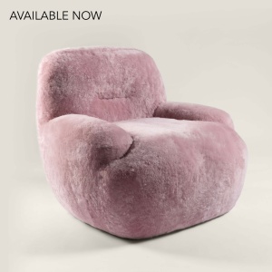 Petit fauteuil rose confortable tout en rondeur, monté sur une base rotative en métal. Pièce de mobilier est produite par Norki.