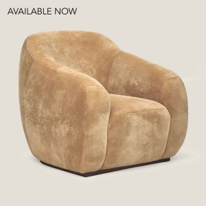 Fauteuil Coco par Norki. Mobilier de luxe en agneau velours beige - L94 × H86 × P92 cm disponible aussi en blanc.