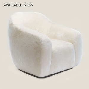 The luxury of a contemporary designer armchair in genuine white shearling - W 94 × H 86 × D 92 cm. Maison Norki.