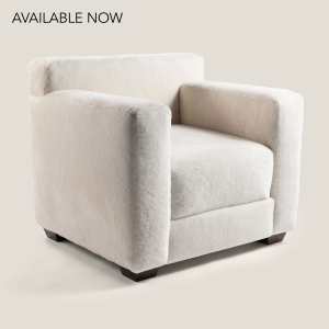 Top-of-the-range white shearling armchair with club style and absolute comfort. The luxury of custom-made by Maison Norki.