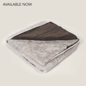 Super light and very soft double-sided rectangle blanket in gray shearling by Norki.