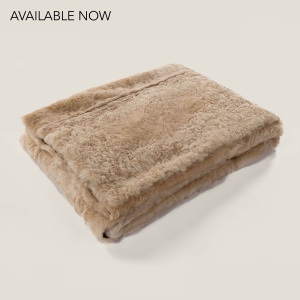 Chic and light double-sided beige sheepskin throw by Maison Norki.