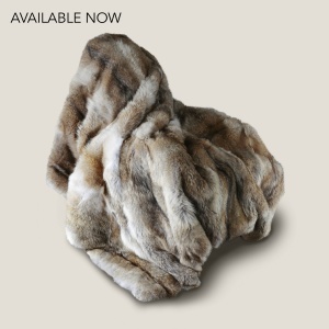 Luxurious rectangle throw 150 × 200 cm in natural coyote fur by Maison Norki.