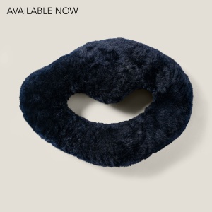 Navy-blue ring-shaped cushion in shared shearling, 1,80 × 1,31 × H 0,49 ft.