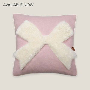 Pink and white square cushion in sheep and cashmere with a knot pattern by Norki.