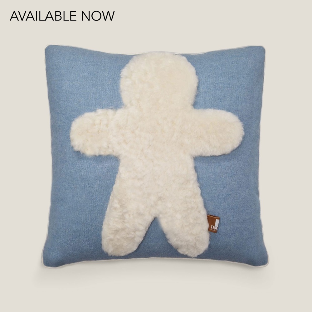 Coussin carré bonhomme de neige ou Manele alsacien bleu ciel et blanc par la Maison Norki