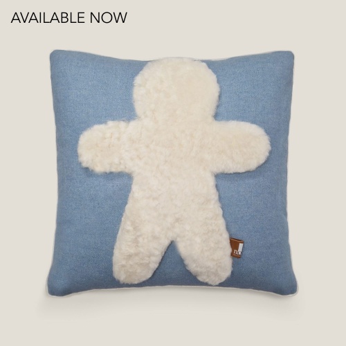 Coussin carré bonhomme de neige ou Manele alsacien bleu ciel et blanc par la Maison Norki