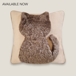 Coussin carré beige et marron clair au motif de chat en mouton par les ateliers Norki