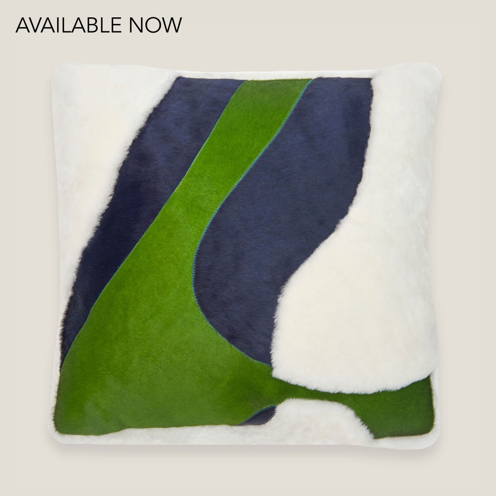 Coussin carré en agneau velours blanc, peau de vache blue 5, green 3, 50 × 50 cm.