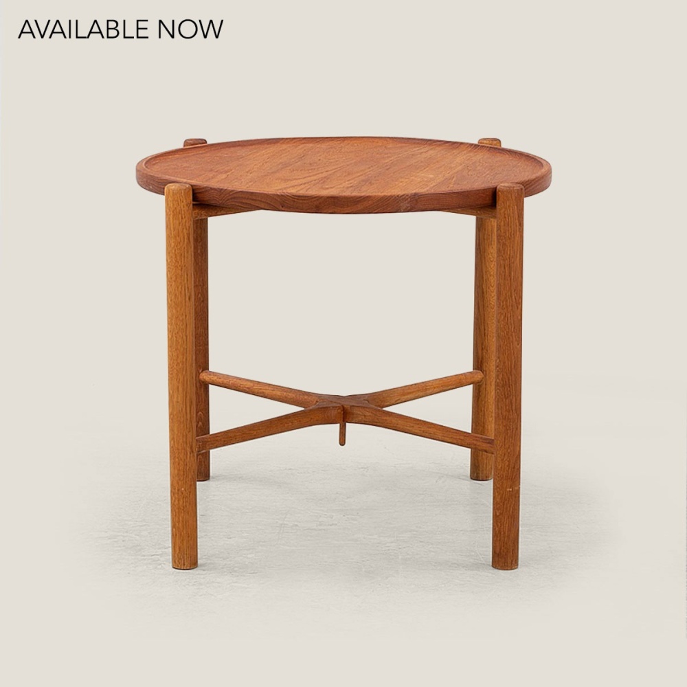 Petite table basse vintage scandinave modèle AT-35 par Hans Wegner. Dimensions H 48 x Ø 61 cm - Curation Norki