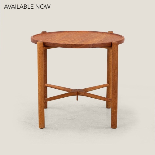 Little vintage scandinavian side table model AT-35 by Hans Wegner. Sizes H 1,5 x Ø 2 ft. Norki curation