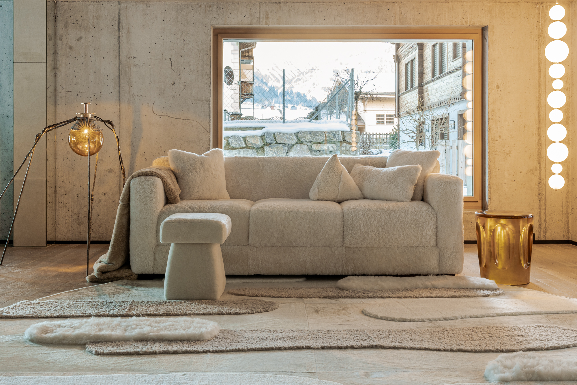 Canapé Montaigne, Tapis Betula et Pouf Portobello, des pièces signées Norki expoées à Gstaad.