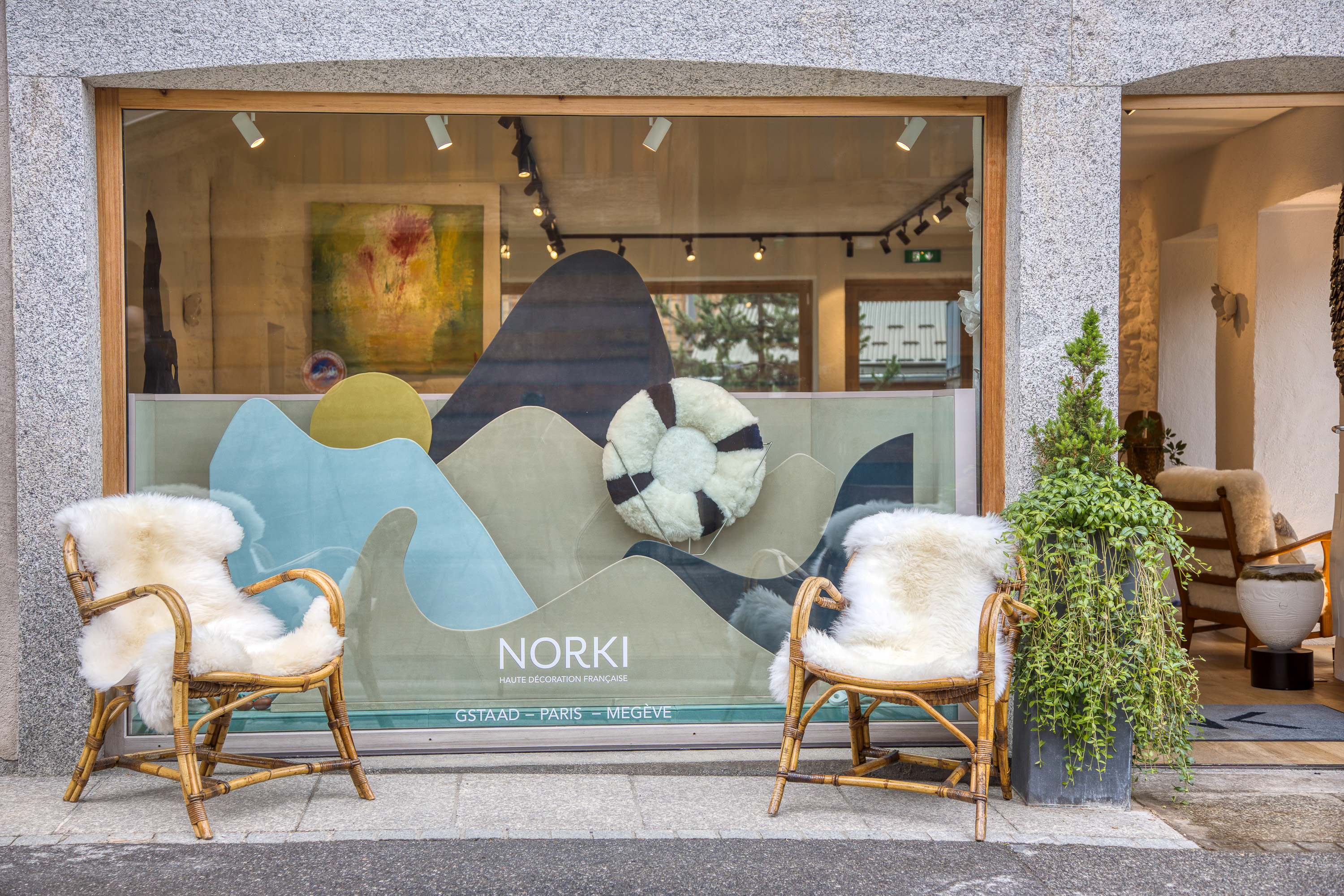 For chalet design projects, made-to-measure chalet decoration, interior design, top-of-the-range pieces, the Boutique Norki in Megève welcomes you.