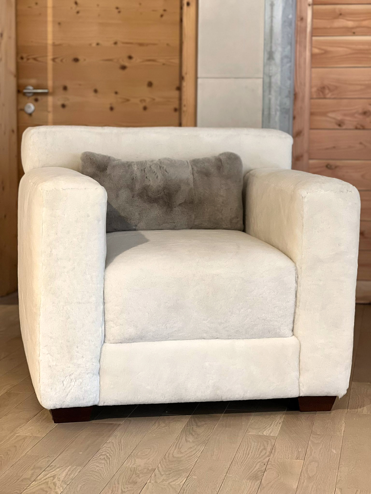 Fauteuil Montaigne Blanc parfait pour la décoration de vore chalet.