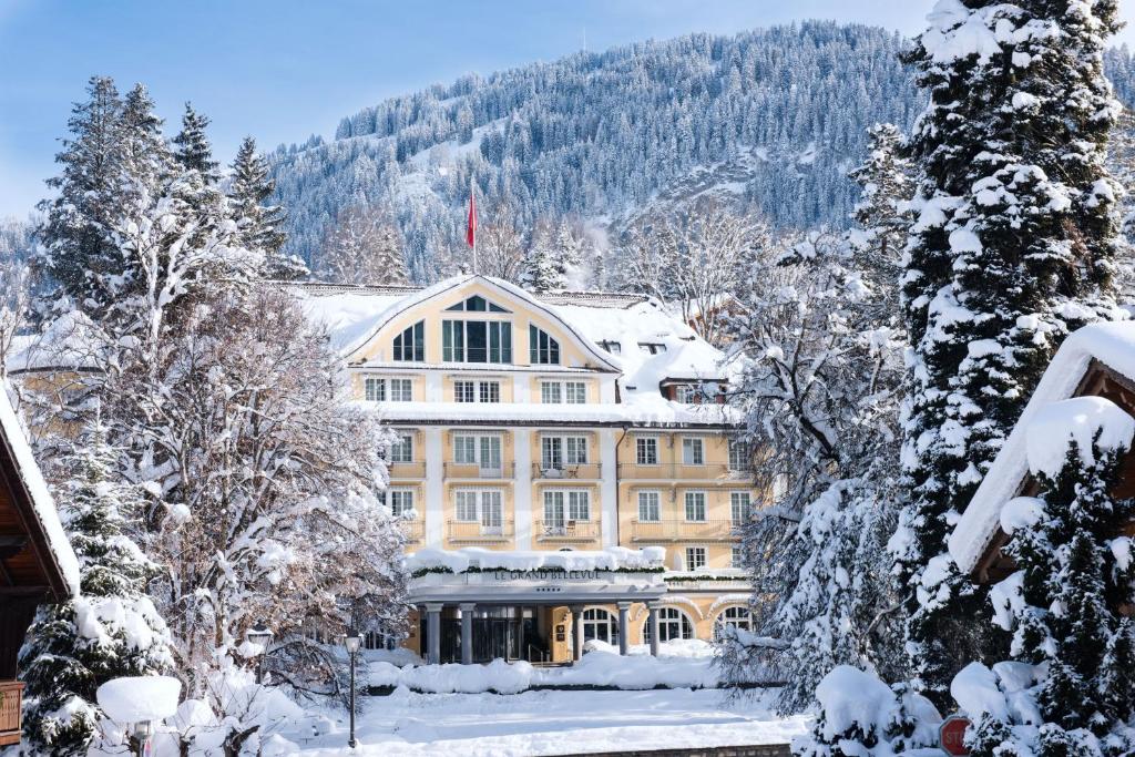 Un hôtel de luxe dans la ville de Gstaad, Hôtel Bellevue.