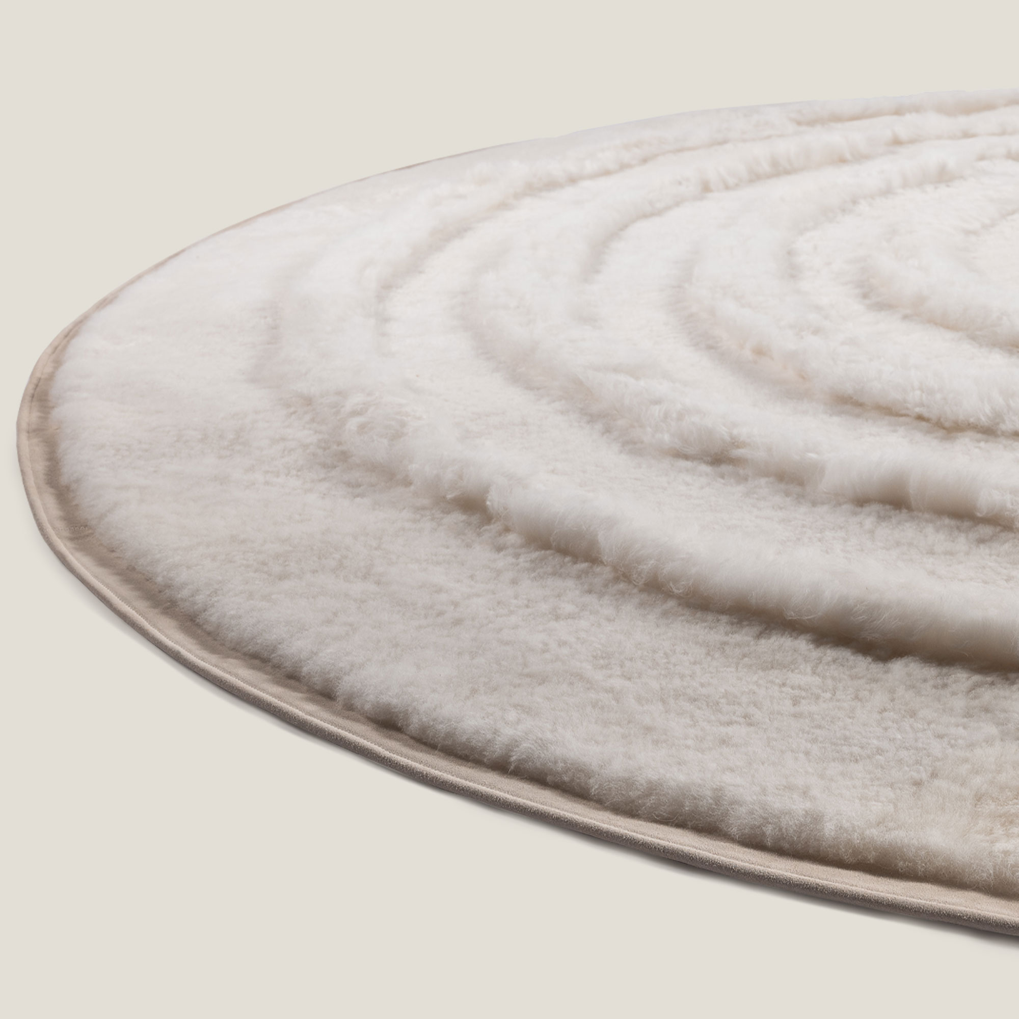 Tapis rond, blanc, en mouton, haut de gamme.