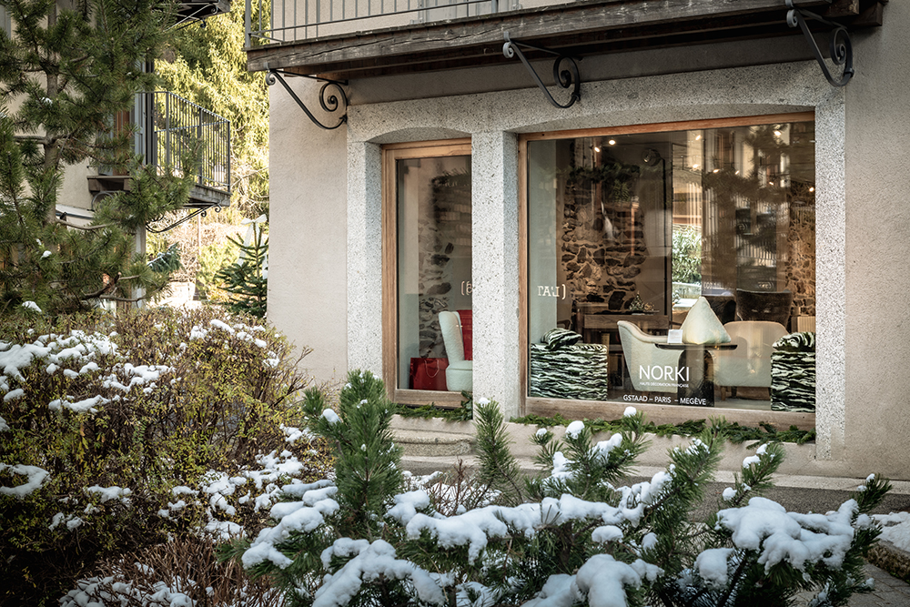 Découvrez des tapis, plaids, coussins, haute couture, pour une décoration alpine haut de gamme.