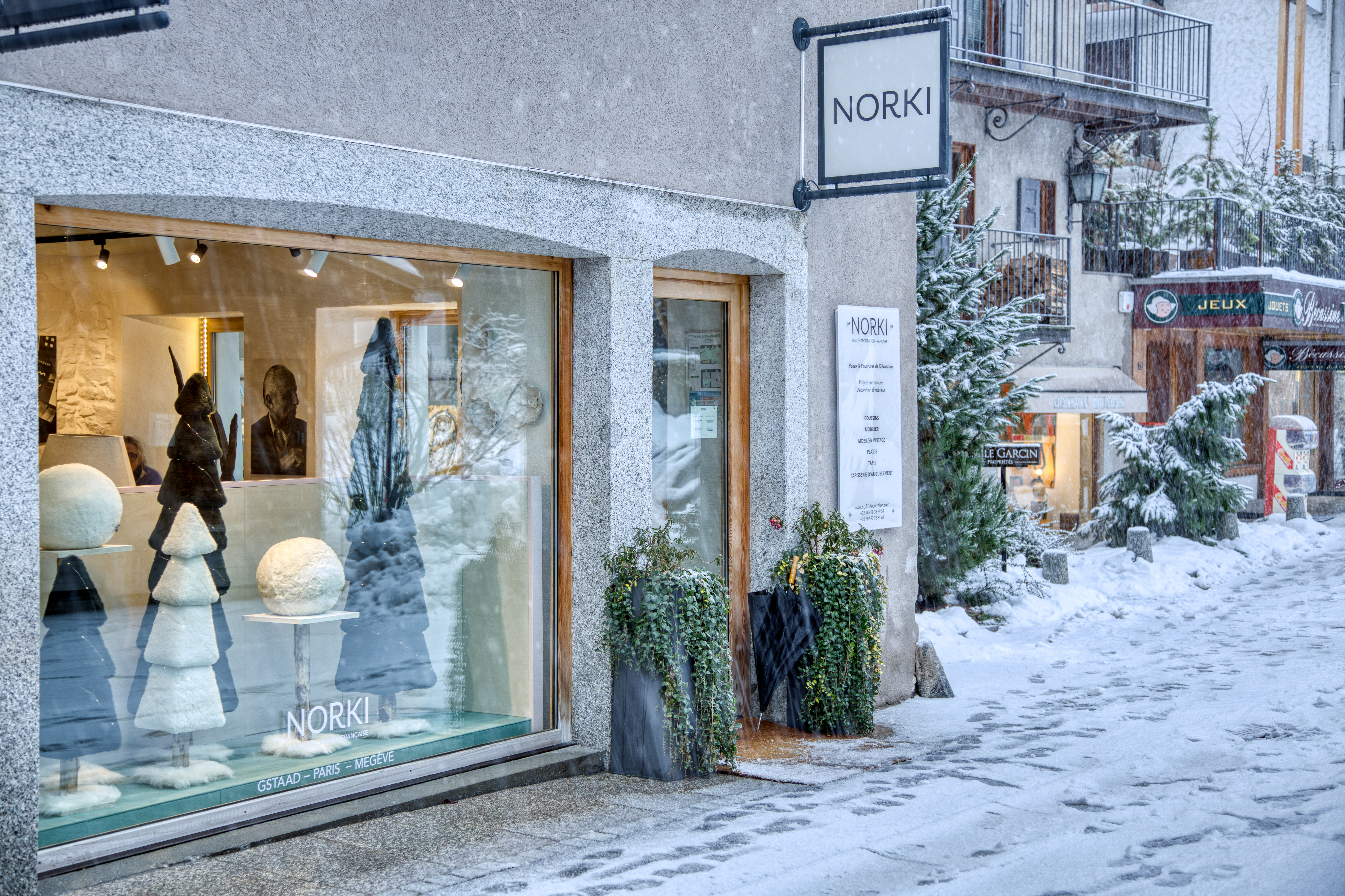 La devanture de la Boutique Norki Alps France, décorée d'une scénographie d'hiver. Tapis, plaids, coussins, assises, mobilier vintage haut de gamme.