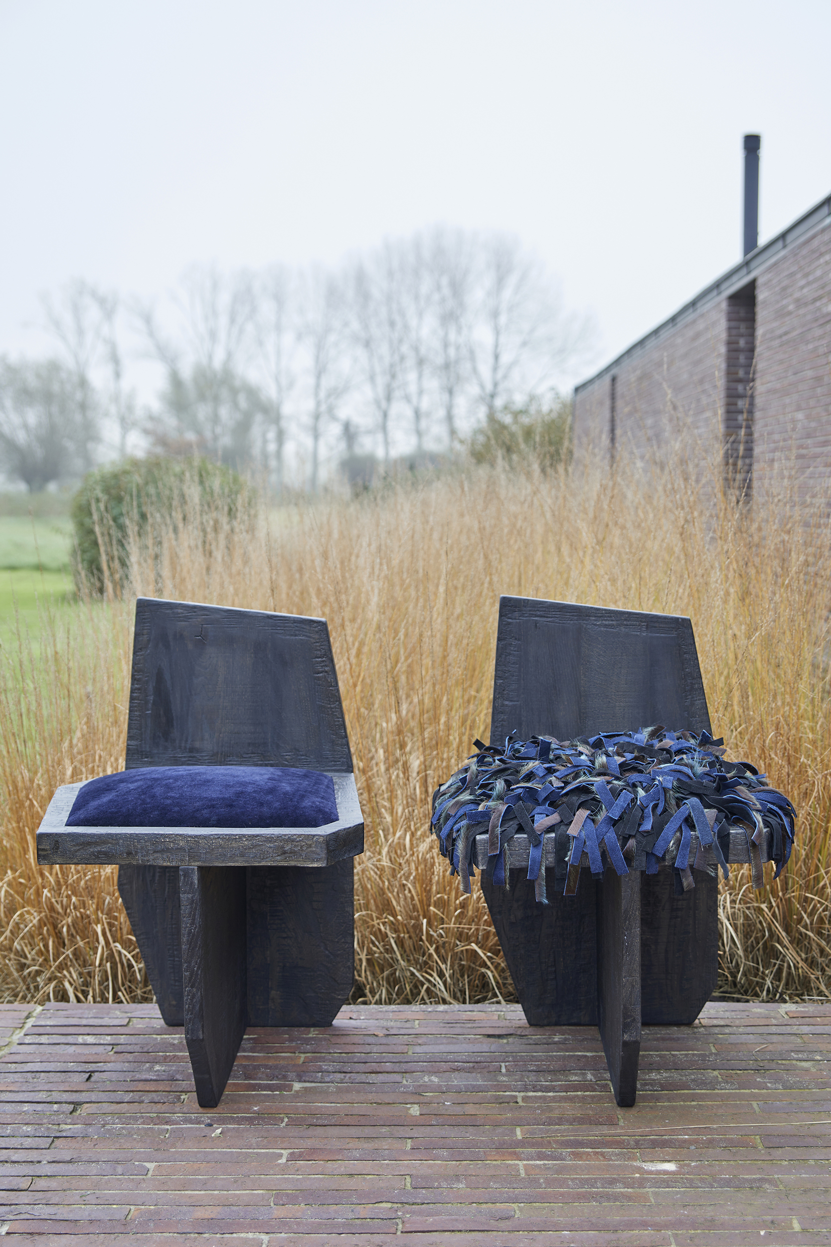 Chaises Brutalistes avec coussins d'assise en agneau velours bleu et coussin d'assise en franges de cuir.