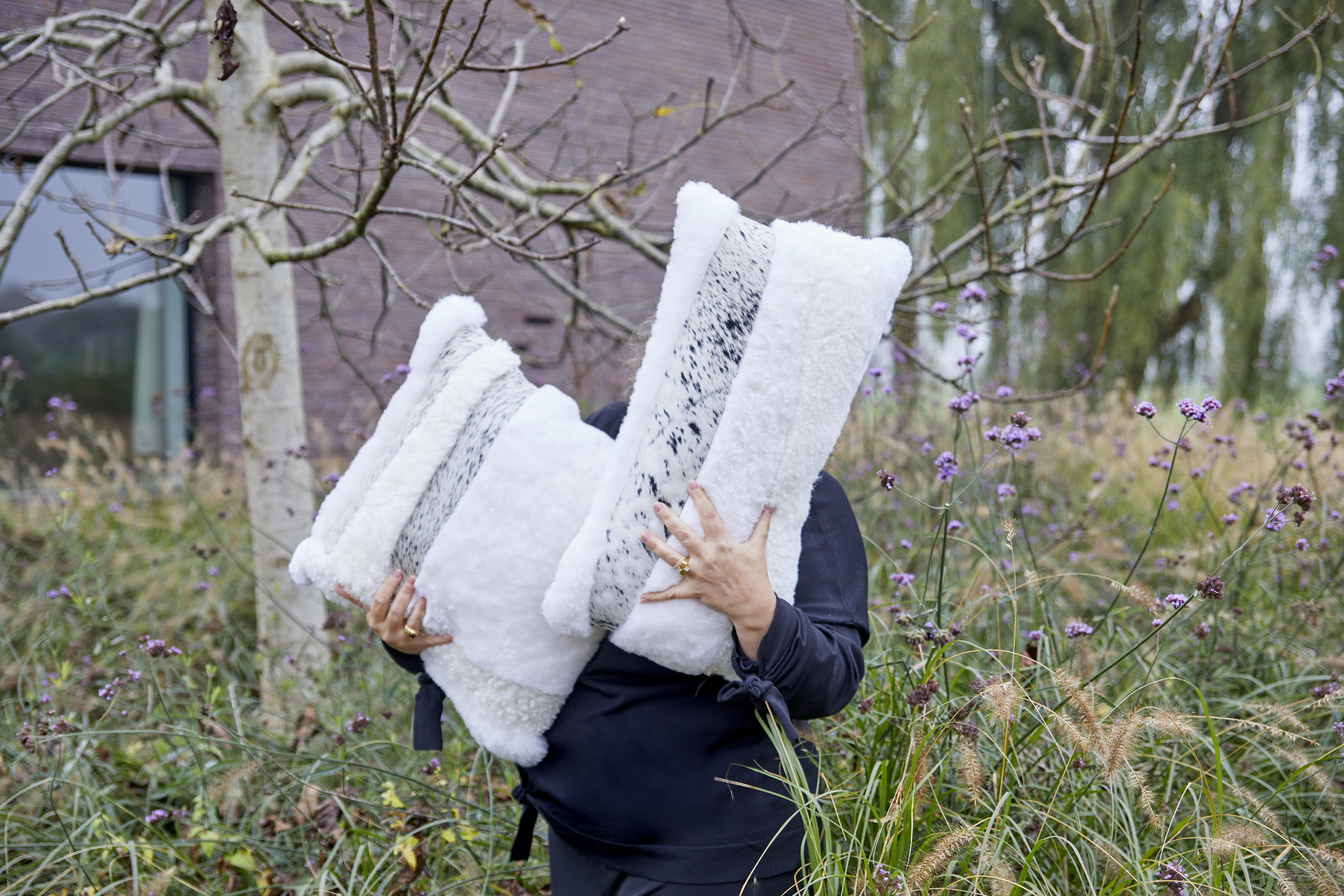 Deux coussins blancs de luxe pour une décoration minimaliste.