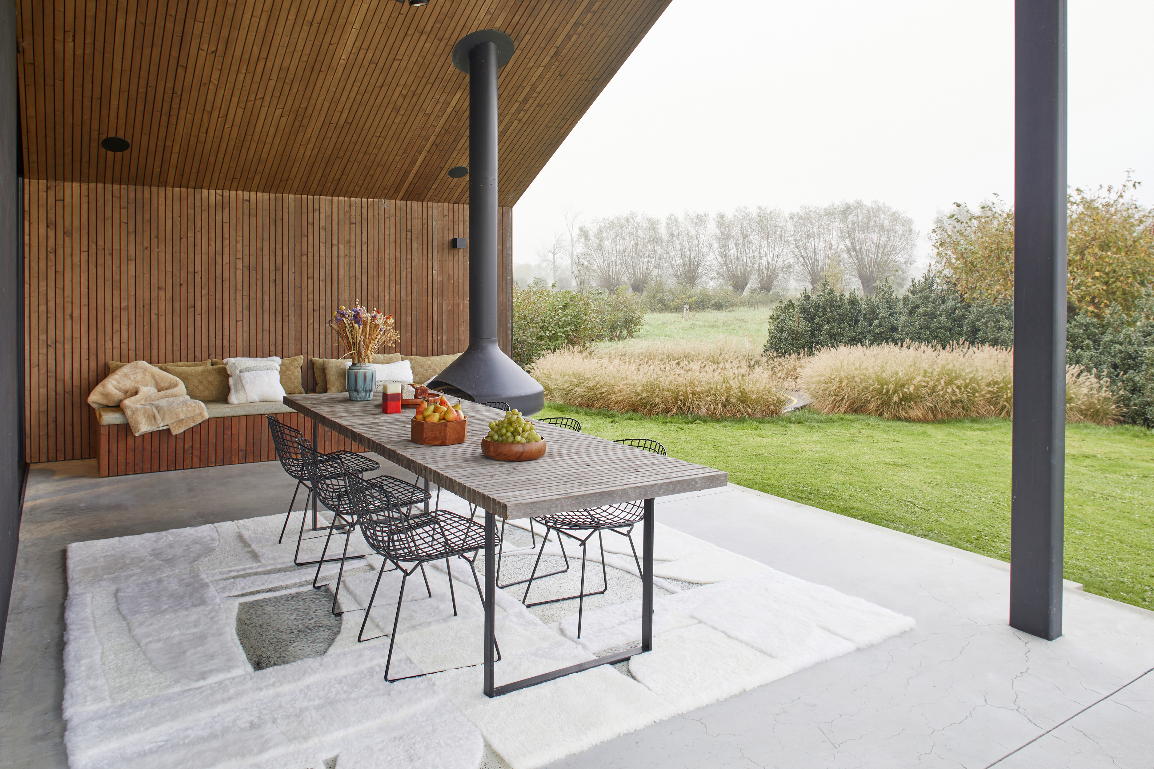 Un grand tapis carré blanc en peau lainée et peau de vache gris/blanc pour la décoration de votre maison.