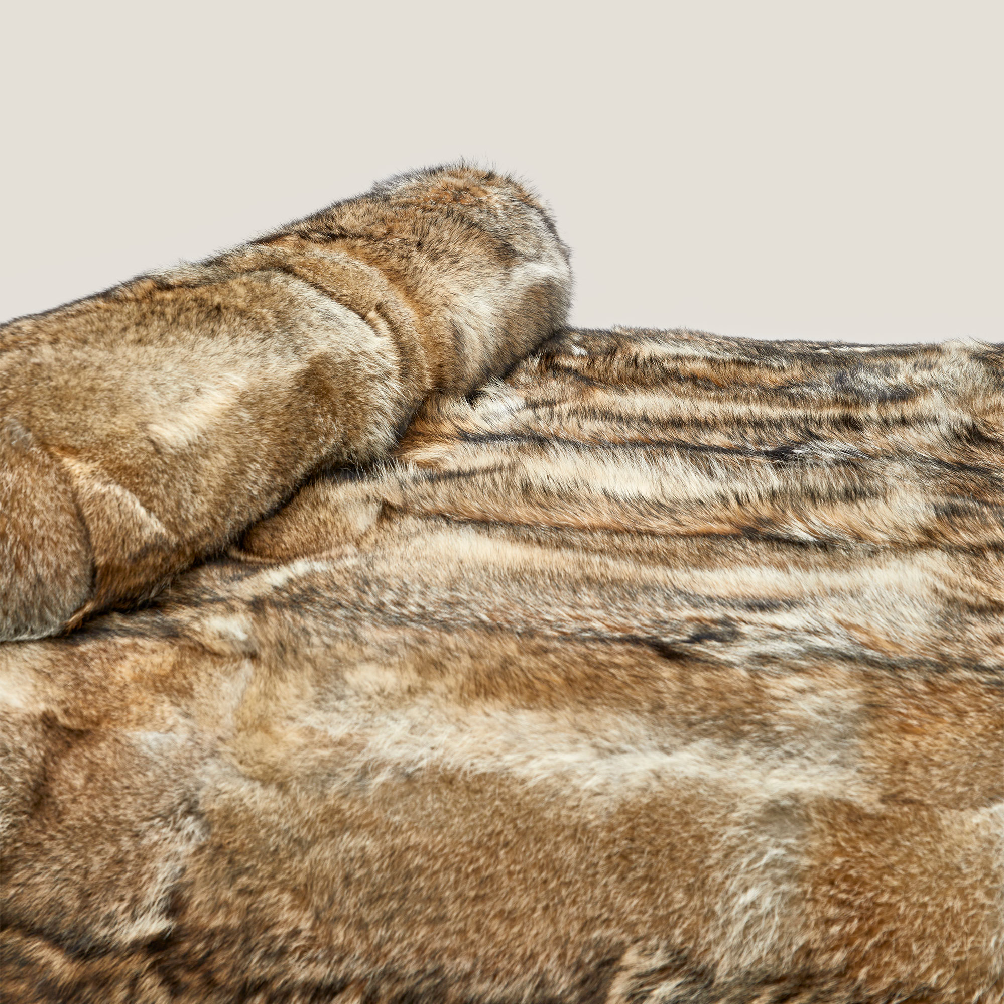 Daybed in coyote fur to decorate your chalet living room.