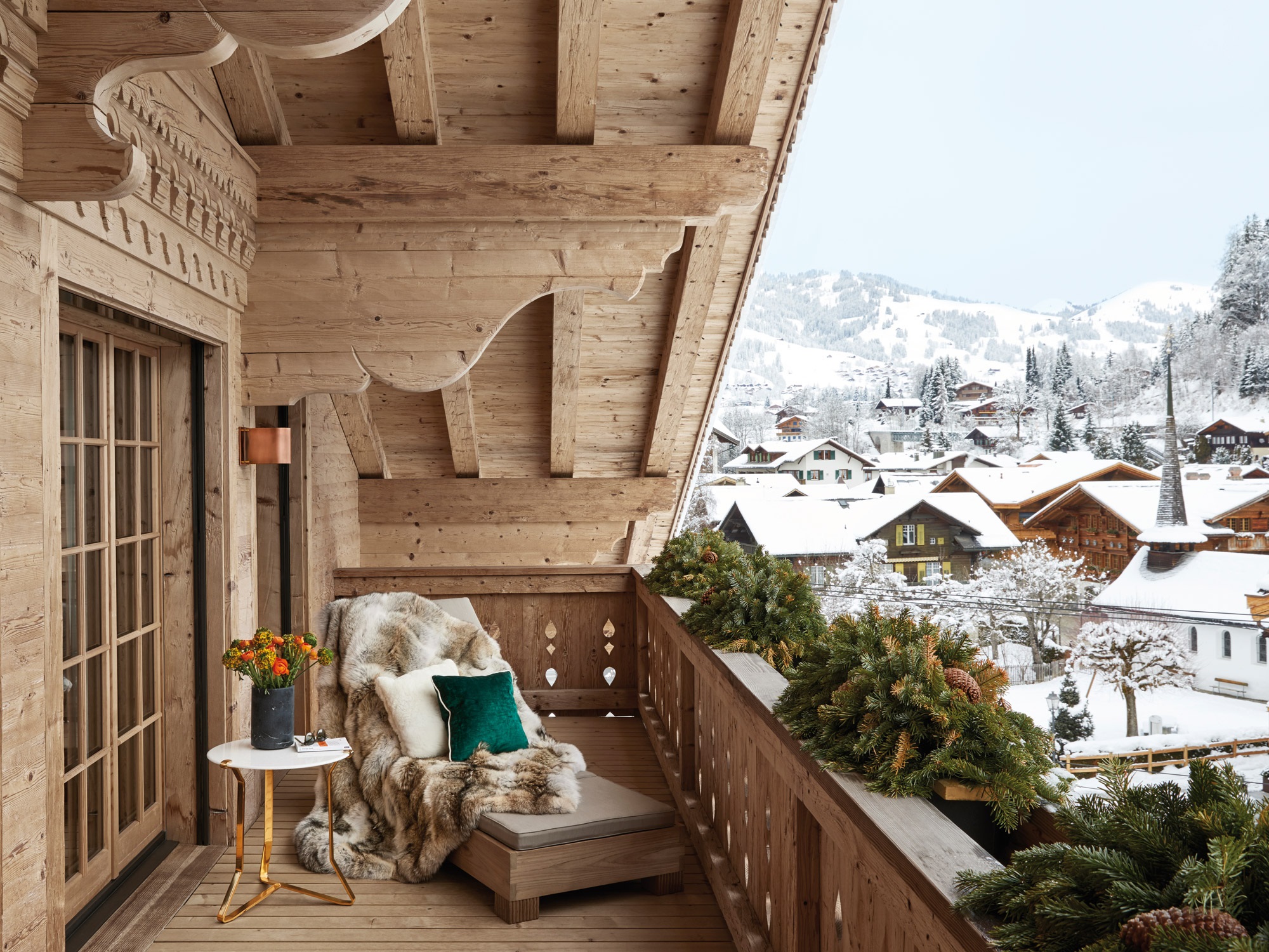 Un chalet de luxe à Gstaad décoré par Norki.