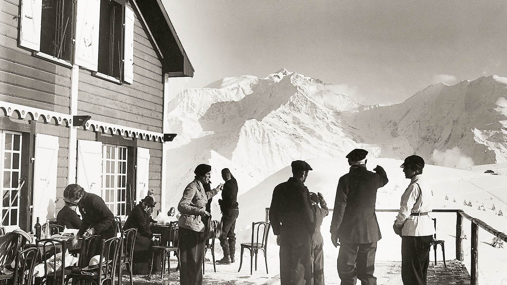 La famille Rothschild dans un restaurant en altitude à Megève.