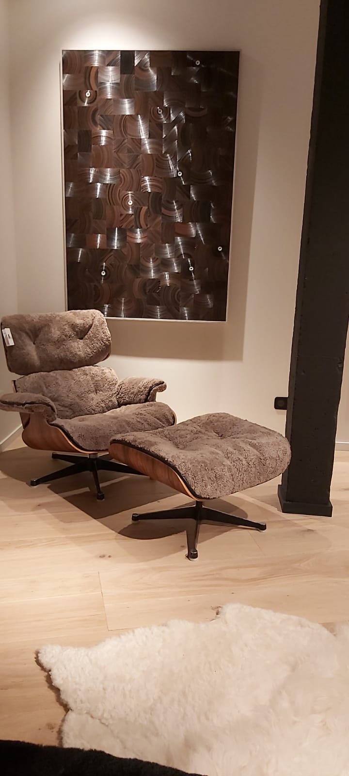 Fauteuil Eames réstoré par Norki en peau lainée curly beige.