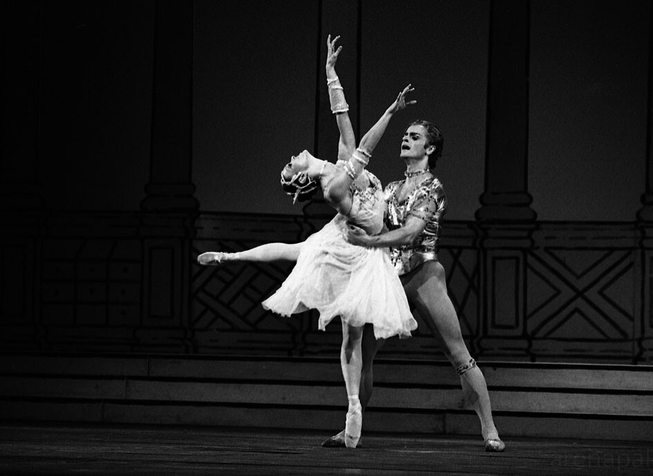 Lesley Collier and Mikhail Baryshnikov in Frederick Ashton's Rhapsody (1980).