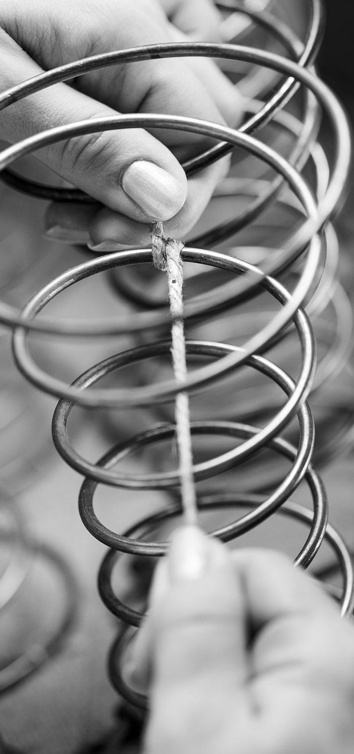 Photograph in black and white of the hands of a craftwoman.