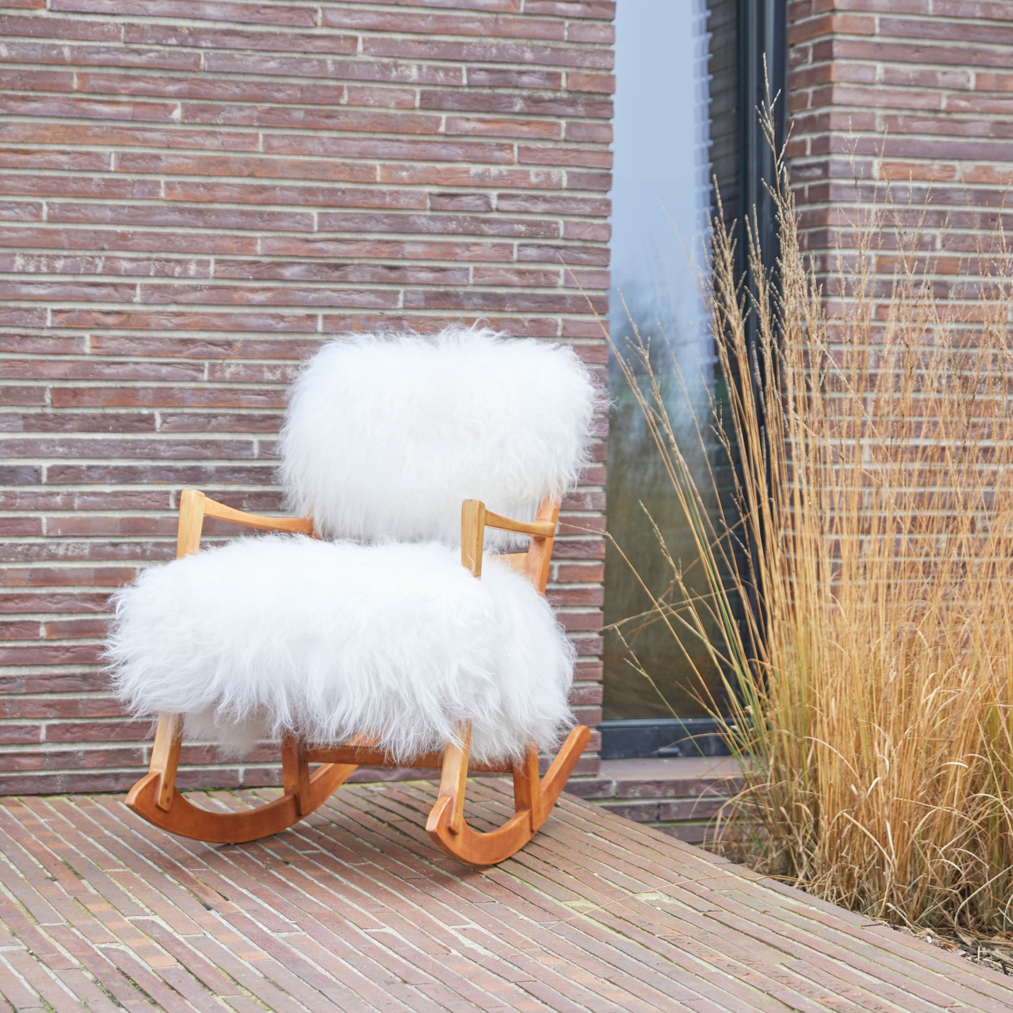 Authentique Rocking chair par le designer Carl Malmsten pour décorer votre chalet.