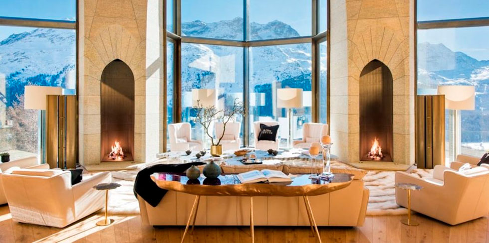 Norki a réalisé pour ce somptueux chalet de Saint-Moritz une série de quatre fauteuils en Vison Blanc, pour le salon principal