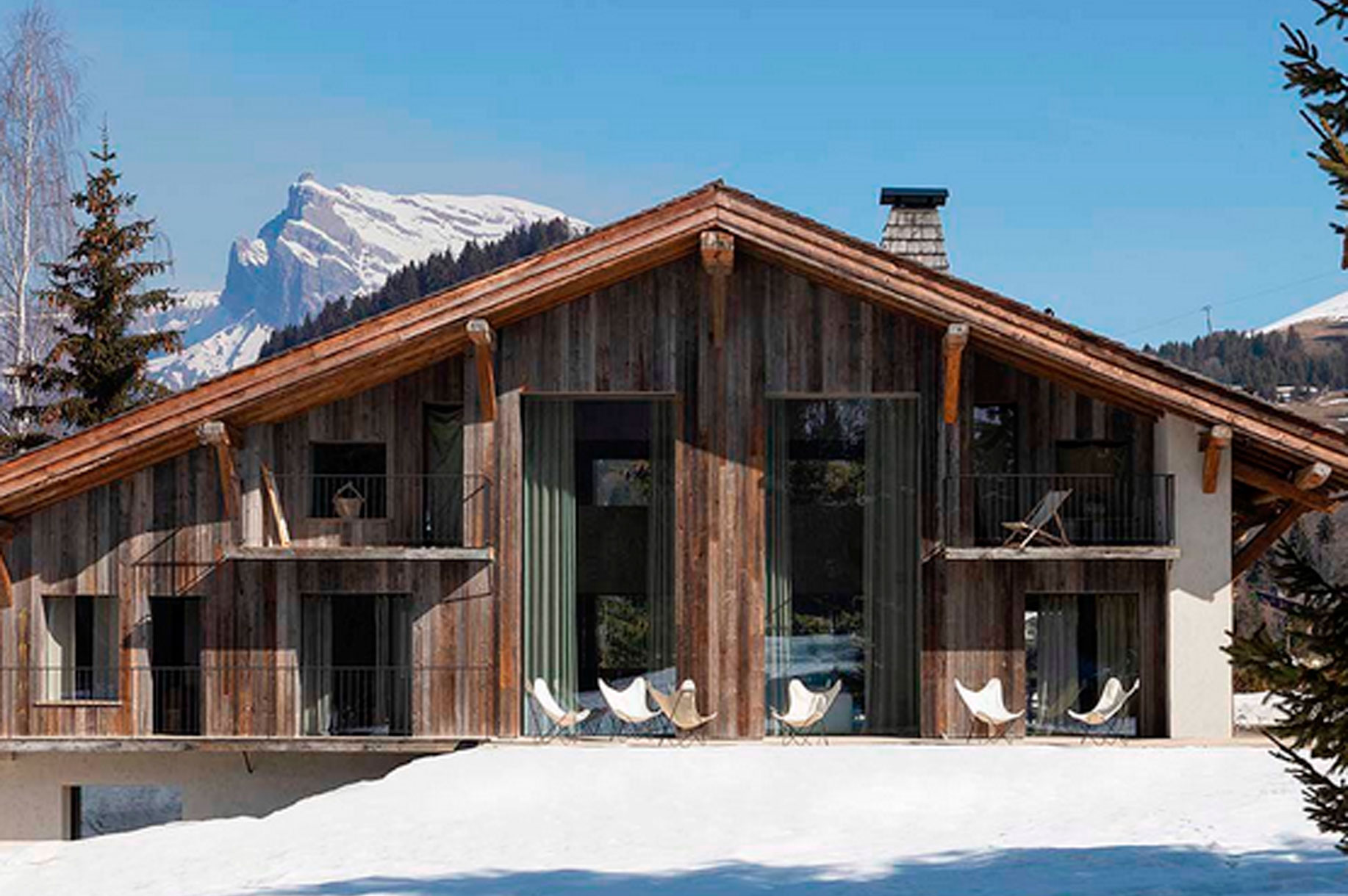 Les chalets, les palaces et les appartements de montagnes, des lieux fabuleux que nous aimons décorer et designer par nos pièces de luxe réalisées dans l’Atelier Norki.