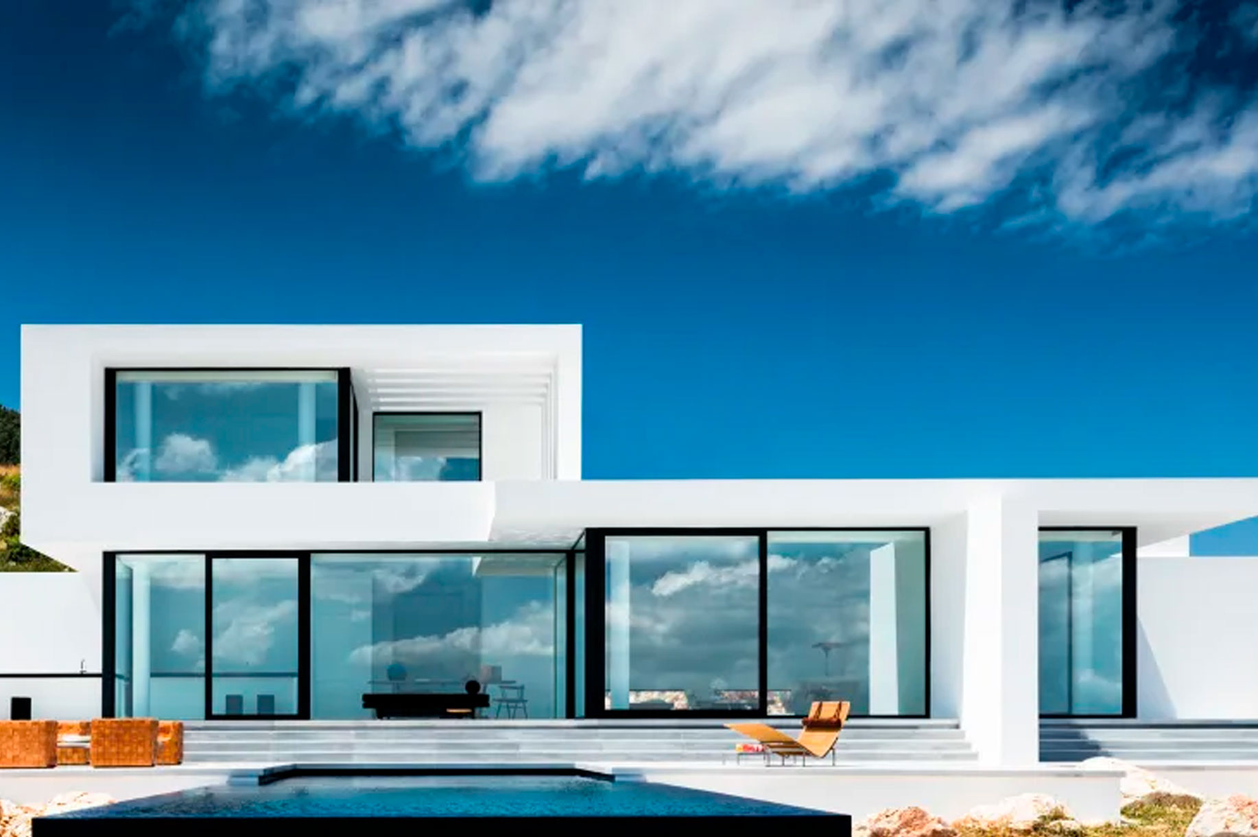 One of Maison Norki's projects in Greece, in a contemporary villa by the sea. Designer pieces by Norki.