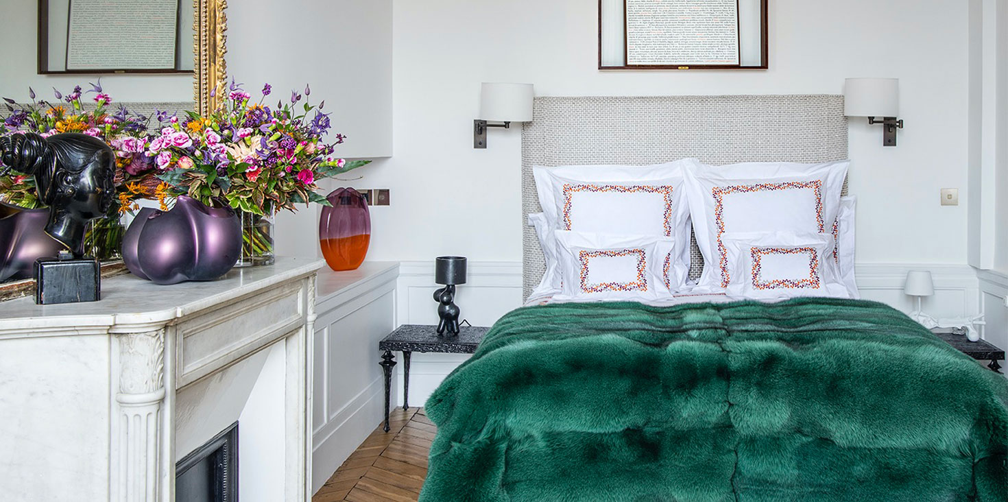 Situé en face du Jardins des Tuileries, un appartement décoré par des pièces de luxe faites à la main par Norki. 