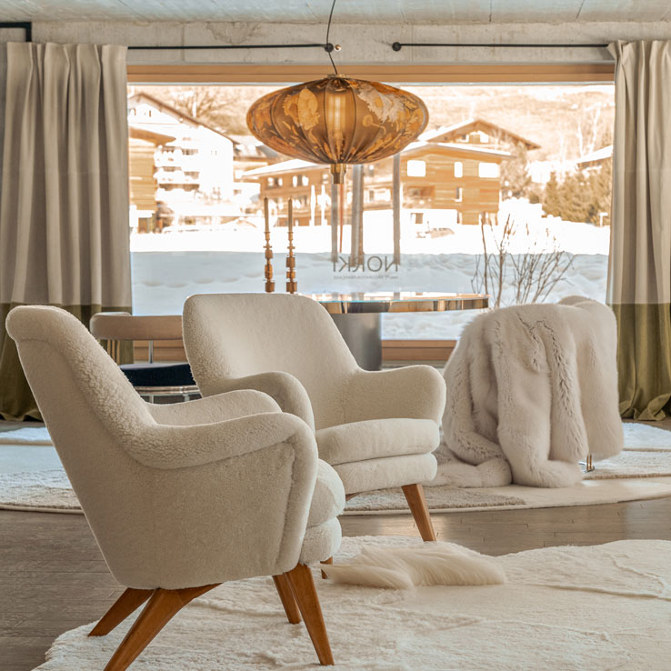 Intérieur de la boutique Norki de Gstaad avec mobilier de luxe sur-mesure
