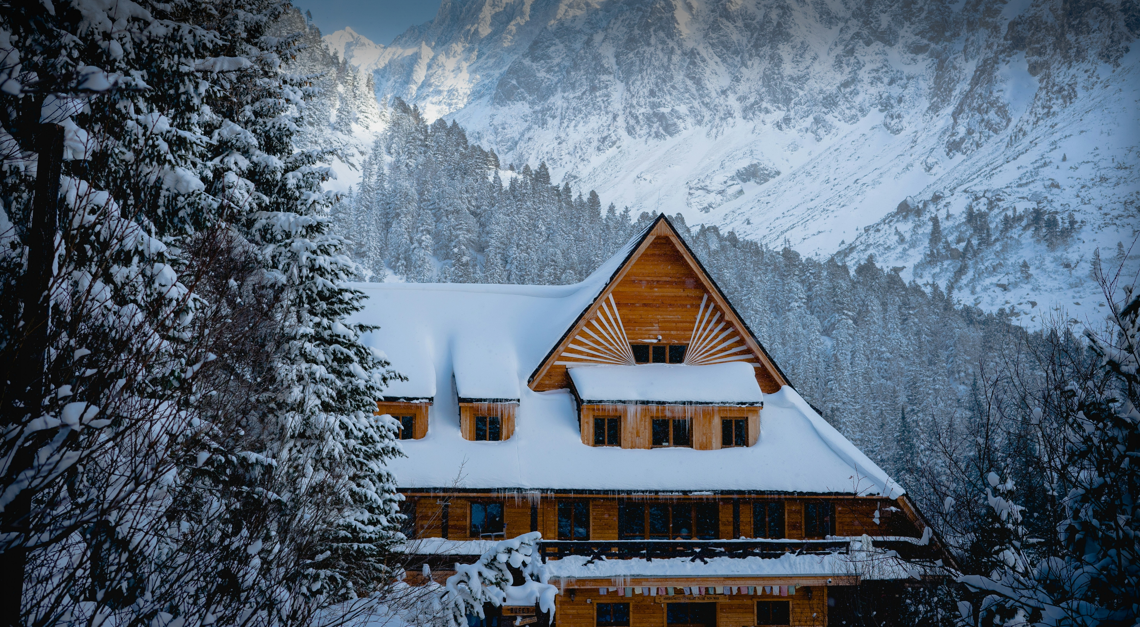 Chalet extérieur en montagne enneigée - Norki Décoration de Luxe