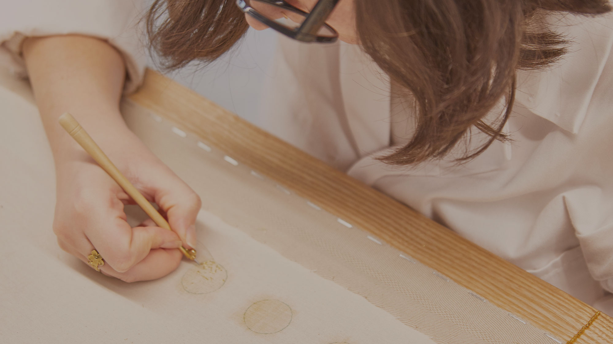 Artisane réalisant une broderie d'art de haute couture
