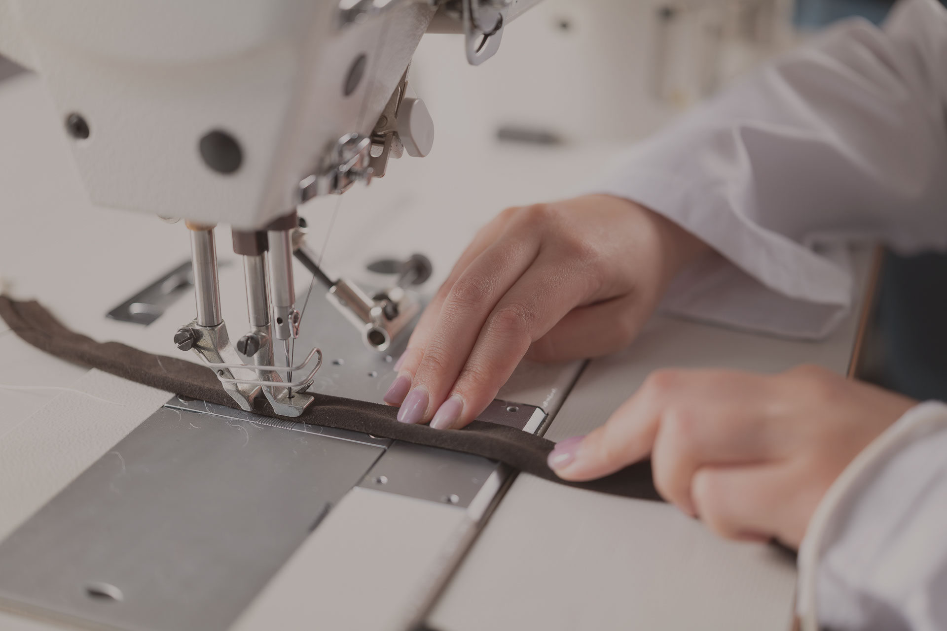 Artisan utilisant une machine à coudre