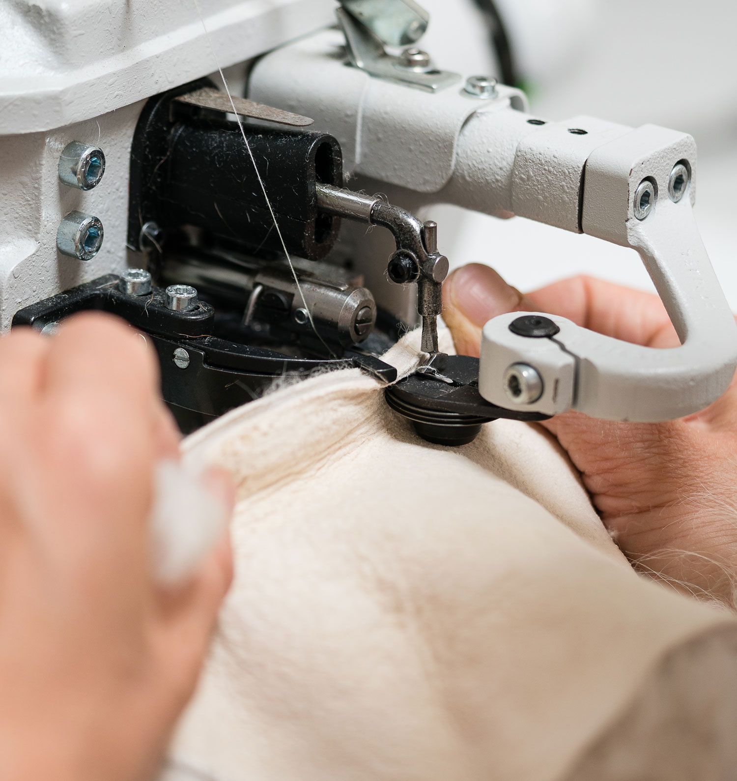 Travail minutieux de couture de la fourrure à la machine