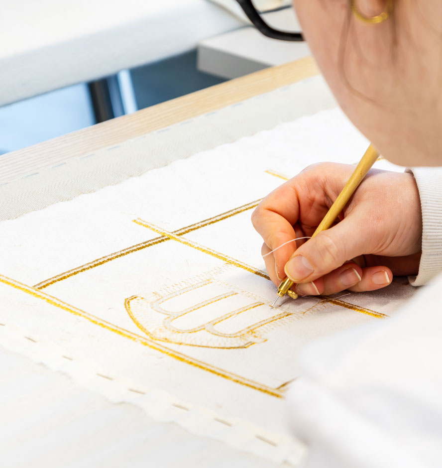 Artisane réalisant une broderie au crochet de Lunéville