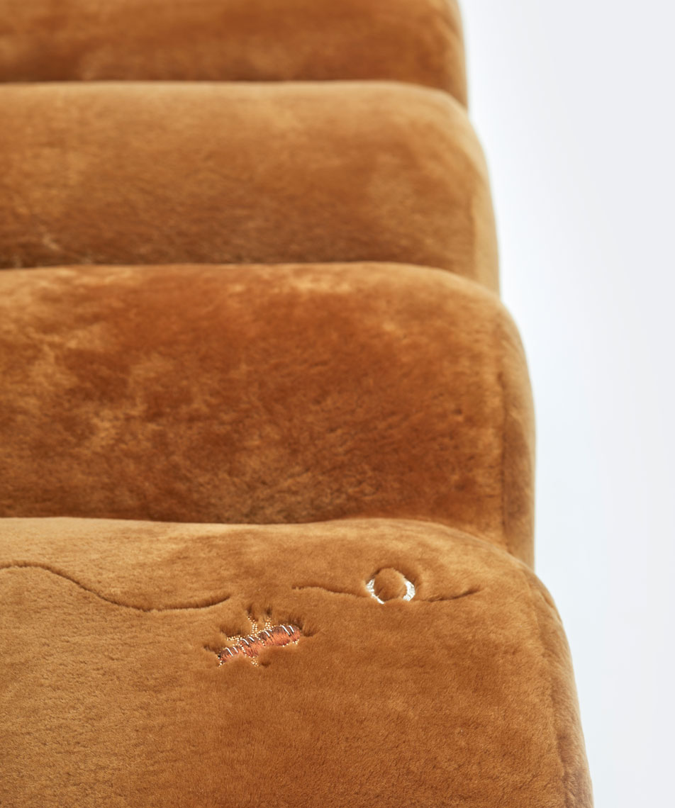 Détail de broderie sur un siège Norki