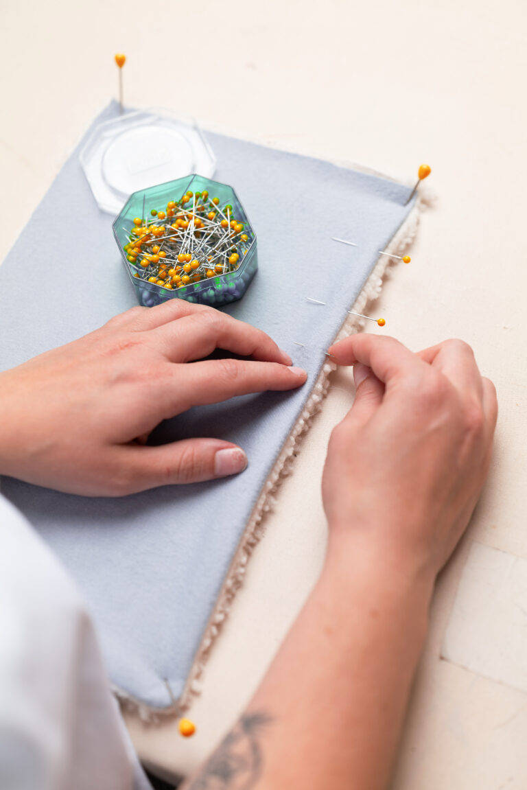 Assemblage minutieux des peaux dans l'atelier Norki