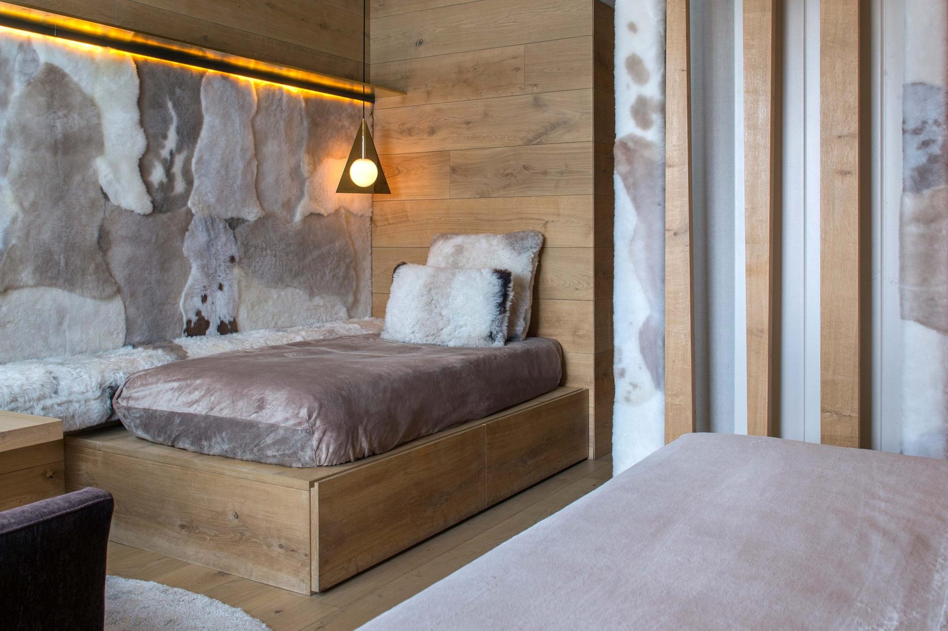 Lit d'appoint et banquette daybed en bois et coussins moelleux