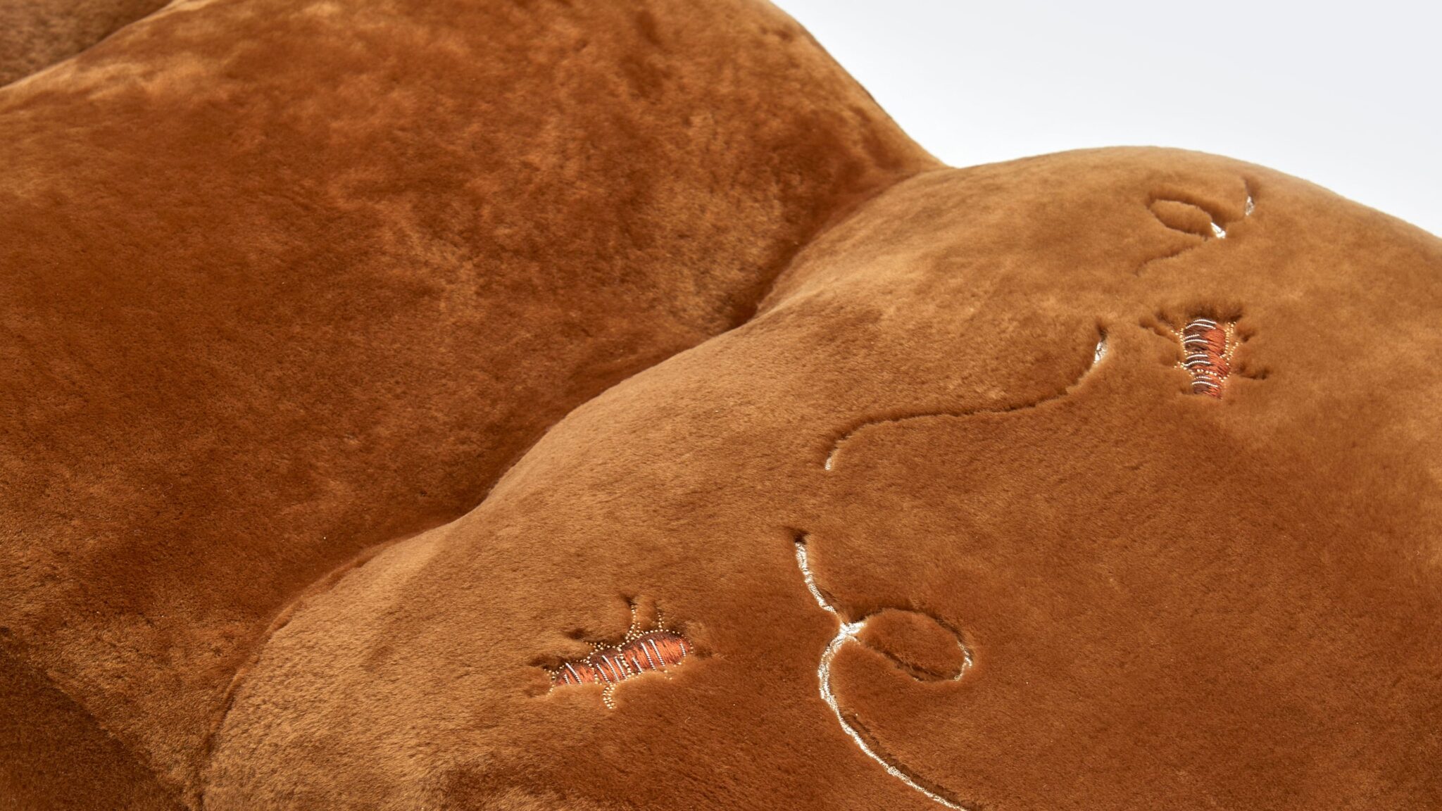 Détail de broderie contemporaine sur mesure