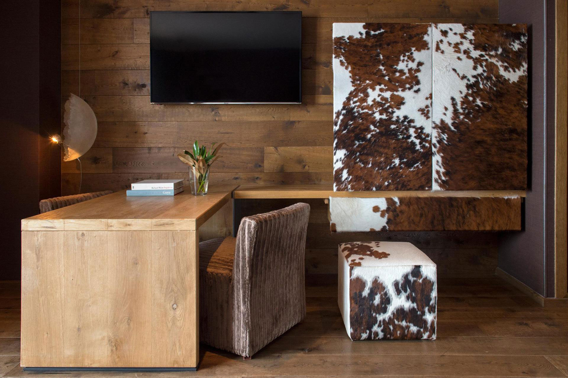 Bureau de chambre de maître sur-mesure et revêtement en peau de vache