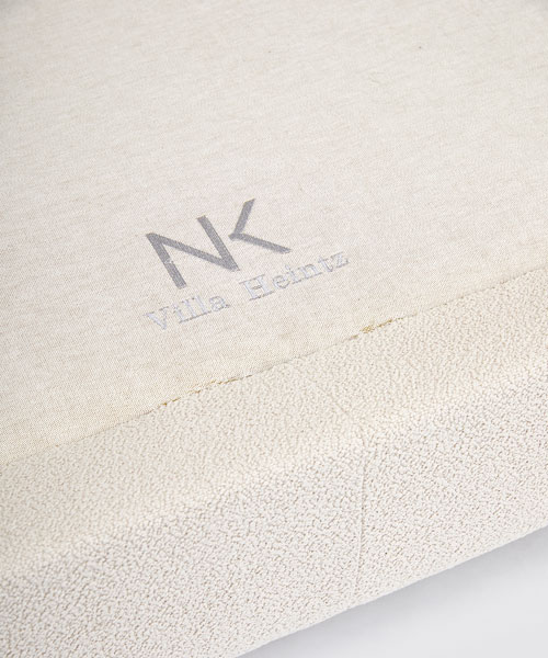 Détail de broderie personnalisée sur un canapé