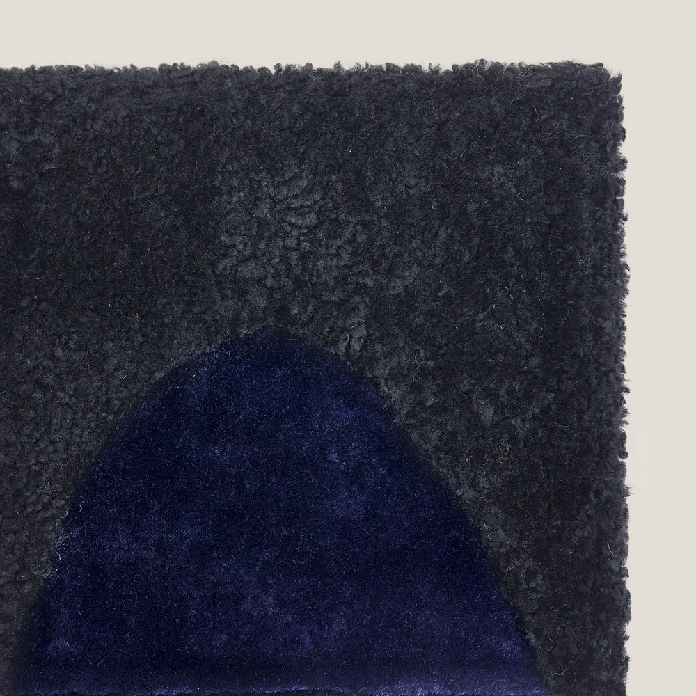 Échantillon de tapis en mouton noir et agneau bleu
